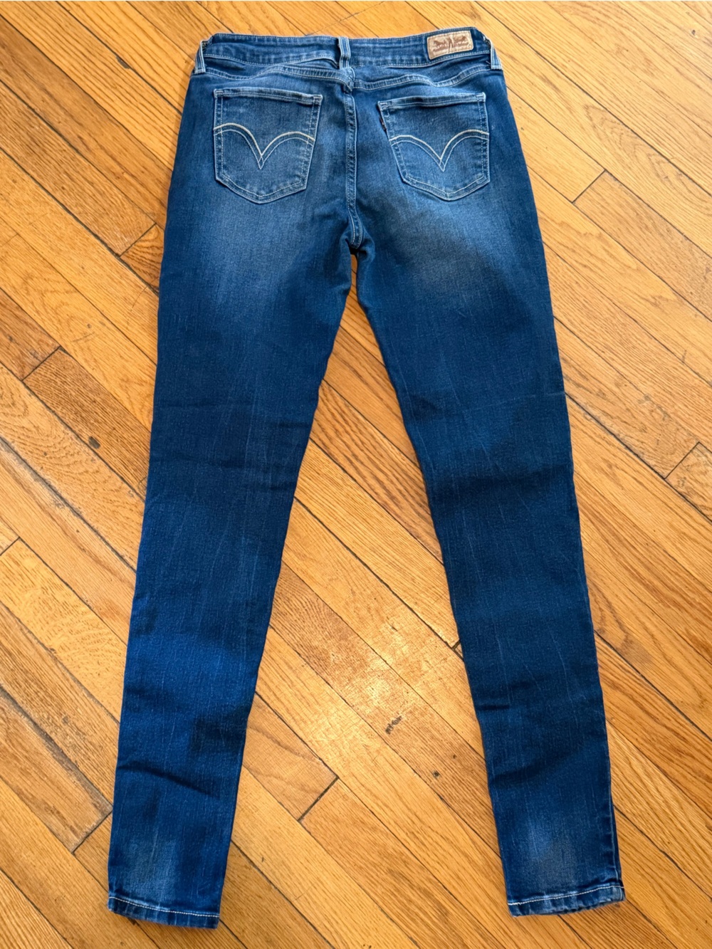 Levi's Women's Faded Dark Blue Skinny Jeans - Picture 7 of 9
